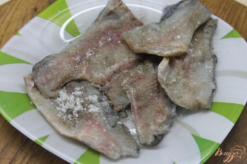 Фото приготовление рецепта: Жареная рыба с соусом к пиву шаг №2