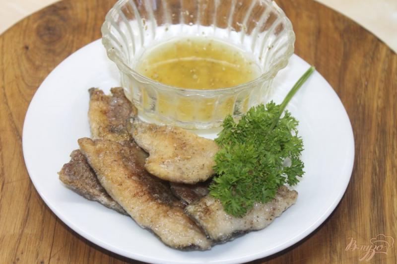 Фото приготовление рецепта: Жареная рыба с соусом к пиву шаг №7