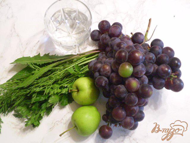 Фото приготовление рецепта: Коктейль с зеленью, виноградом и яблоками шаг №1