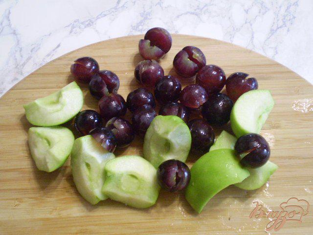 Фото приготовление рецепта: Коктейль с зеленью, виноградом и яблоками шаг №2