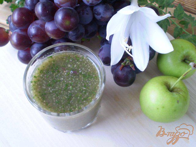 Фото приготовление рецепта: Коктейль с зеленью, виноградом и яблоками шаг №5