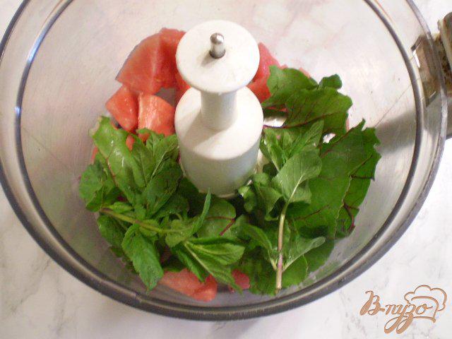 Фото приготовление рецепта: Зеленый смузи с арбузом и мятой шаг №3