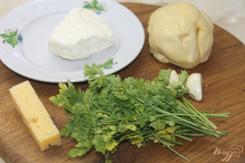 Фото приготовление рецепта: Завитушки с зеленью и чесноком под сыром шаг №1
