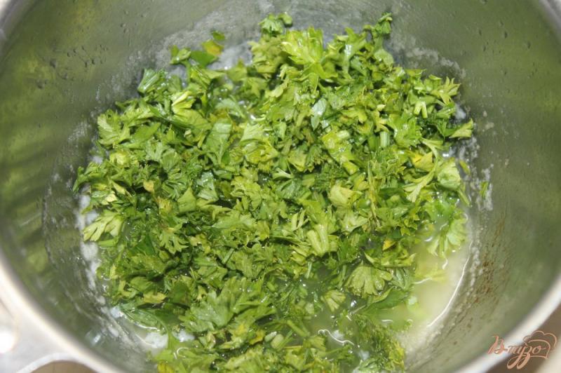 Фото приготовление рецепта: Завитушки с зеленью и чесноком под сыром шаг №3