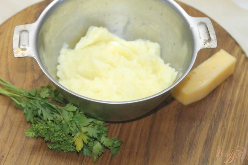 Фото приготовление рецепта: Картофельные зразы с сыром и грибным соусом шаг №3