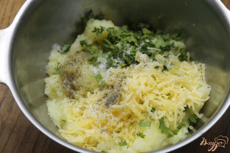 Фото приготовление рецепта: Картофельные зразы с сыром и грибным соусом шаг №4