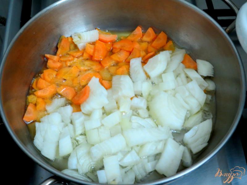 Фото приготовление рецепта: Суп пюре с белыми грибами шаг №3