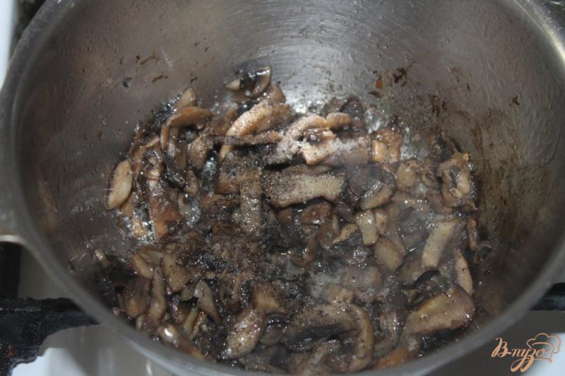 Фото приготовление рецепта: Картофельные зразы с сыром и грибным соусом шаг №9
