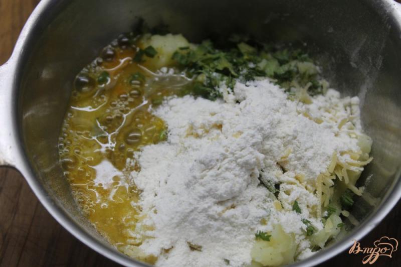Фото приготовление рецепта: Картофельные зразы с сыром и грибным соусом шаг №5