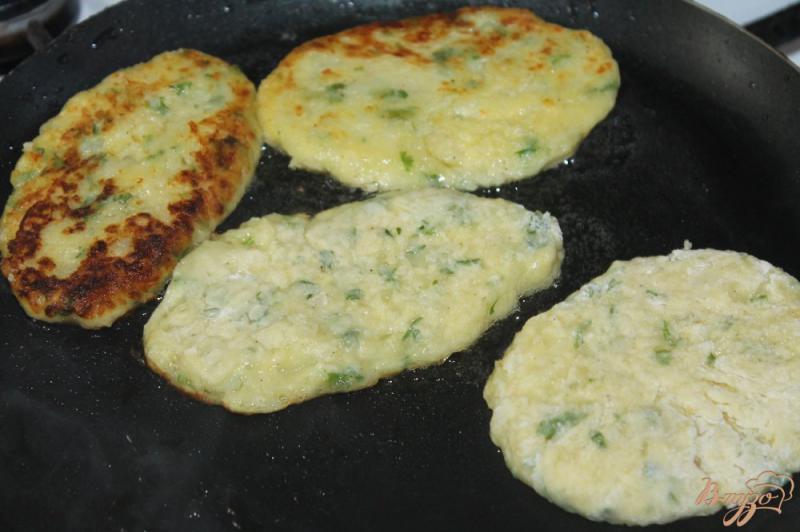 Фото приготовление рецепта: Картофельные зразы с сыром и грибным соусом шаг №7