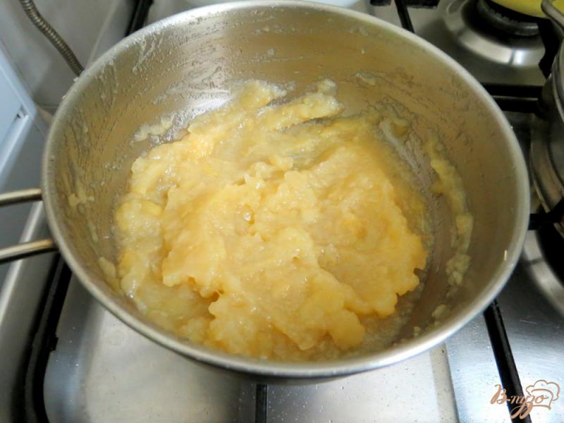 Фото приготовление рецепта: Печень с картофелем и яблочным соусом шаг №14