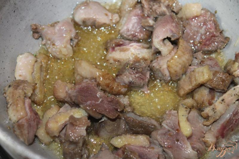 Фото приготовление рецепта: Утиное мясо тушенное с баклажанами в томатном соусе шаг №3