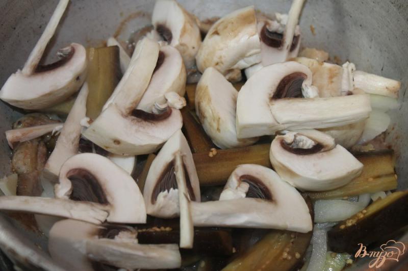 Фото приготовление рецепта: Утиное мясо тушенное с баклажанами в томатном соусе шаг №6