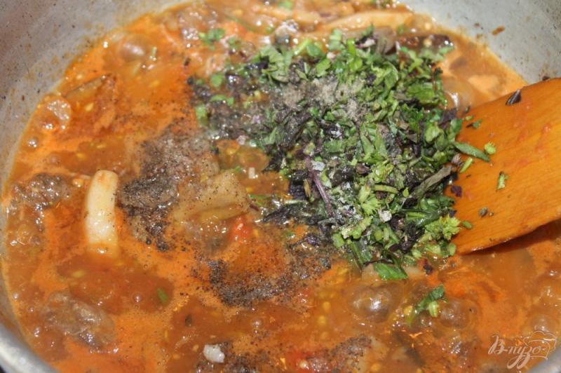 Фото приготовление рецепта: Утиное мясо тушенное с баклажанами в томатном соусе шаг №10