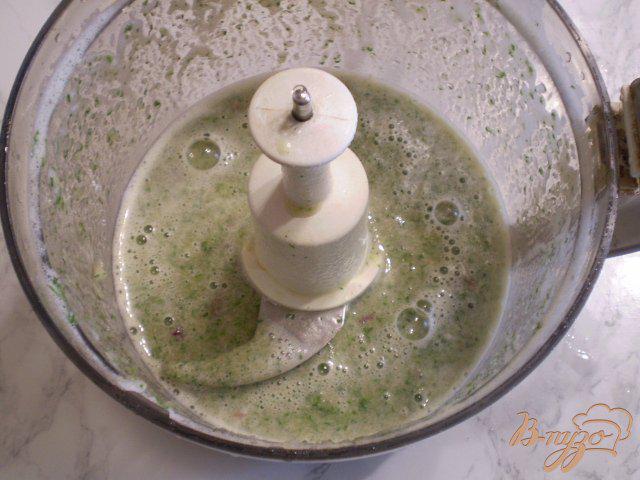 Фото приготовление рецепта: Коктейль с зеленью, дыней и сливой шаг №4