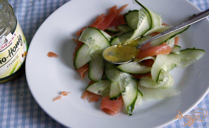 Фото приготовление рецепта: Салат  из огурца и семги шаг №3