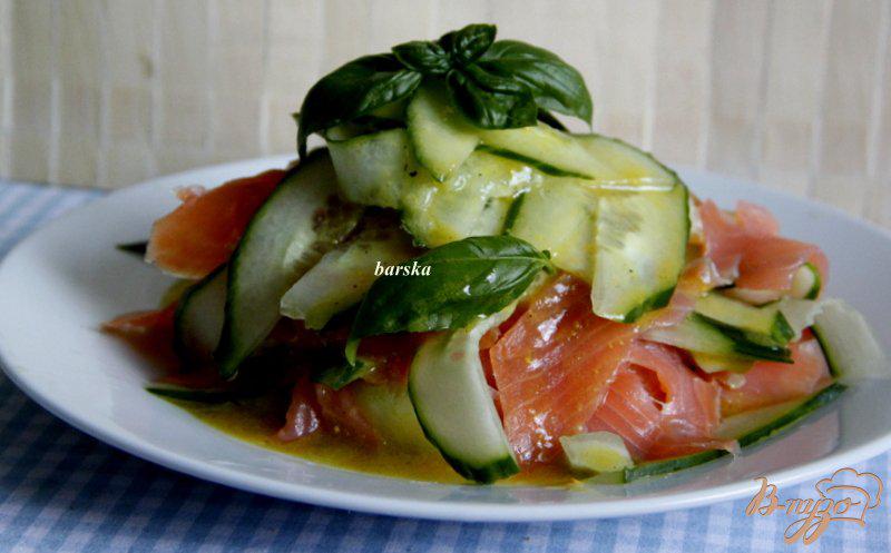Фото приготовление рецепта: Салат  из огурца и семги шаг №4