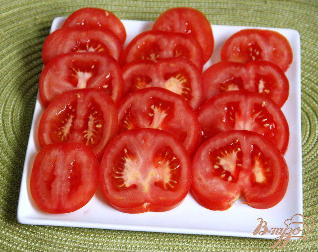 Фото приготовление рецепта: Салат из помидоров с базиликовой заправкой шаг №2