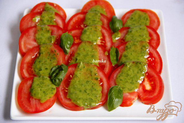 Фото приготовление рецепта: Салат из помидоров с базиликовой заправкой шаг №3