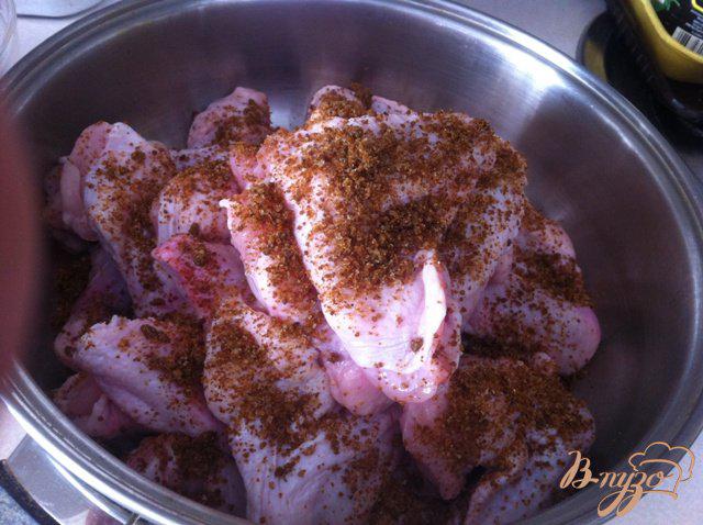 Фото приготовление рецепта: Куриные крылья гриль в маринаде из сванской соли шаг №4