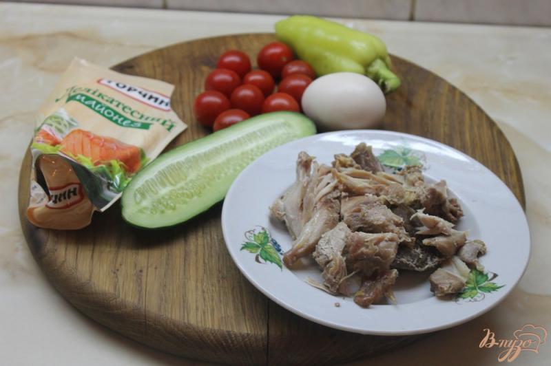 Фото приготовление рецепта: Салат с отварной курицей и овощами шаг №2