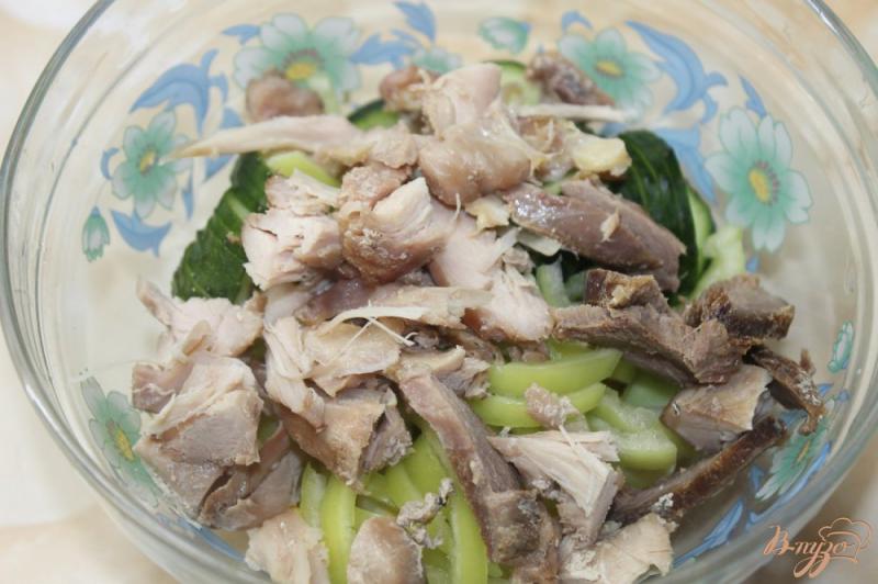 Фото приготовление рецепта: Салат с отварной курицей и овощами шаг №5
