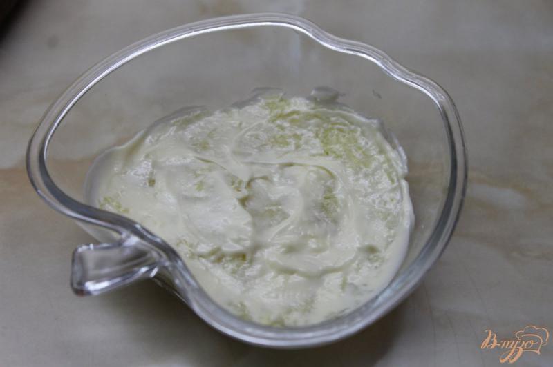 Фото приготовление рецепта: Салат с копченой колбасой и отварным картофелем шаг №4