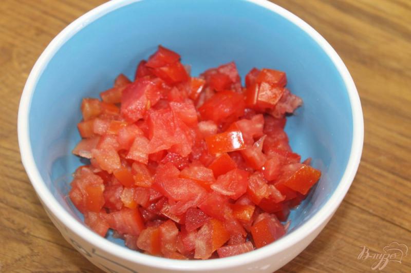 Фото приготовление рецепта: Брускетта с помидорами и красной рыбой шаг №3