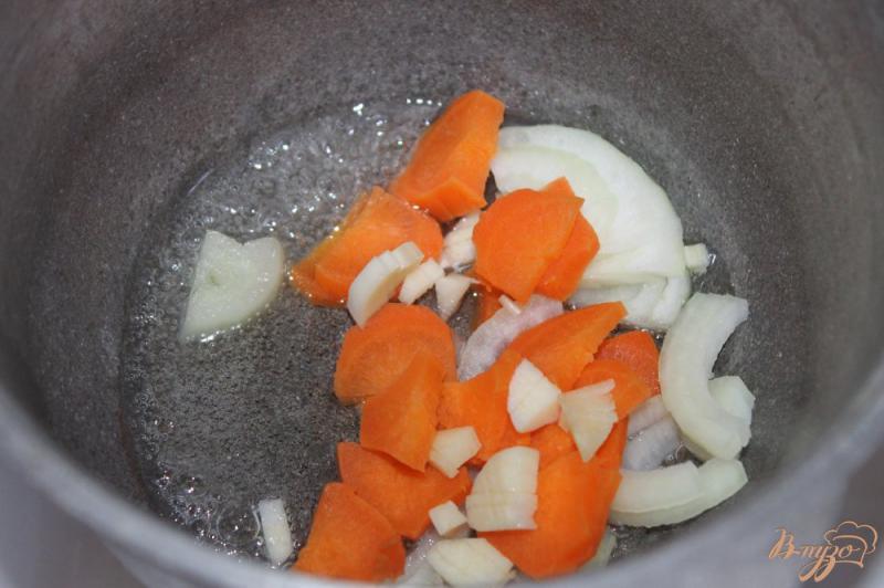 Фото приготовление рецепта: Сливочный суп - пюре с огурцом и базиликом шаг №3