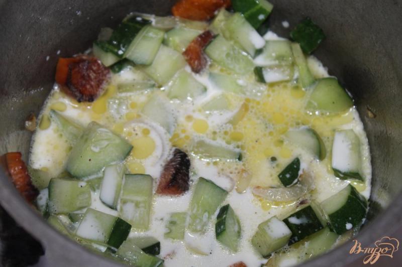 Фото приготовление рецепта: Сливочный суп - пюре с огурцом и базиликом шаг №6