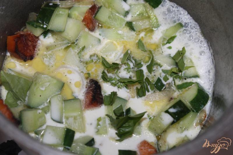 Фото приготовление рецепта: Сливочный суп - пюре с огурцом и базиликом шаг №7