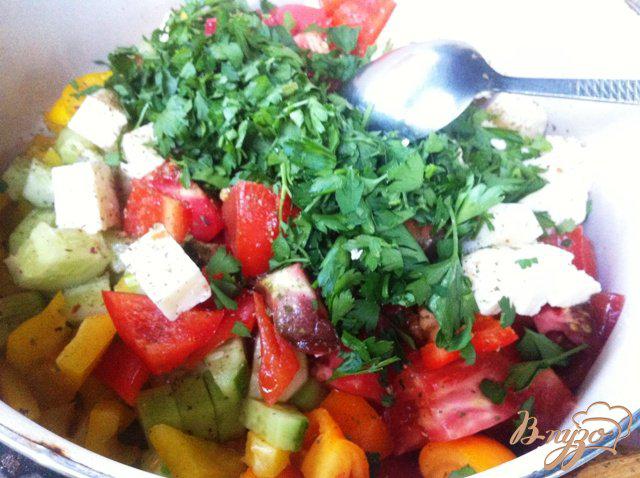 Фото приготовление рецепта: Салат овощной с брынзой шаг №7
