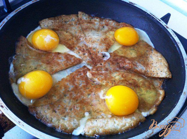 Фото приготовление рецепта: Деревенский завтрак с яйцом шаг №3