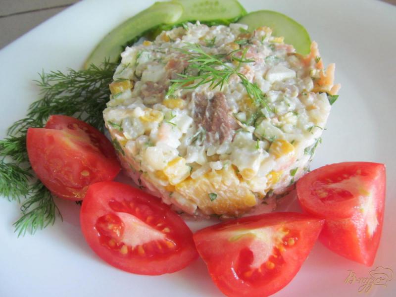 Фото приготовление рецепта: Салат из копченной горбуши шаг №6