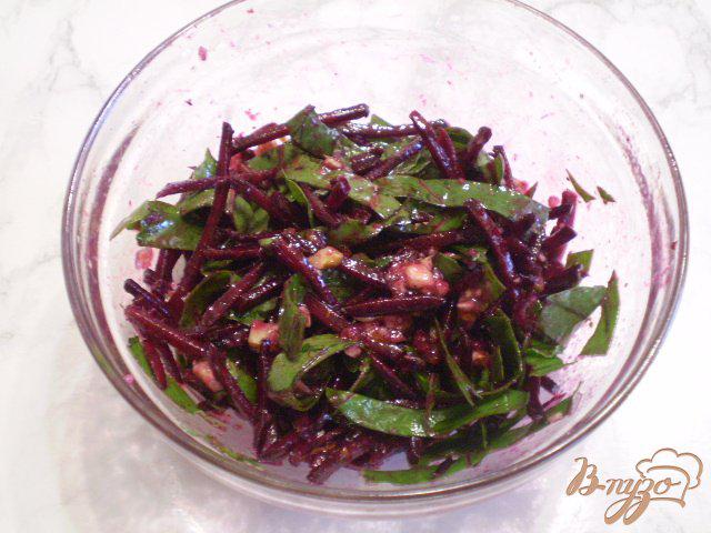 Фото приготовление рецепта: Свекольный салат с медом и ботвой шаг №6