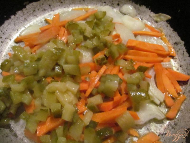 Фото приготовление рецепта: Хек в овощами и рисом шаг №5