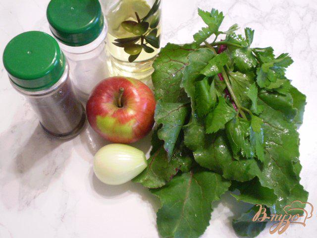 Фото приготовление рецепта: Салат с ботвой, яблоком и луком шаг №1