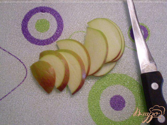 Фото приготовление рецепта: Салат с ботвой, яблоком и луком шаг №4