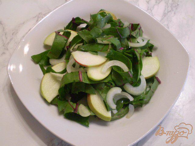 Фото приготовление рецепта: Салат с ботвой, яблоком и луком шаг №5