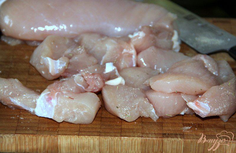 Фото приготовление рецепта: Куриные кусочки в сырной панировке шаг №2