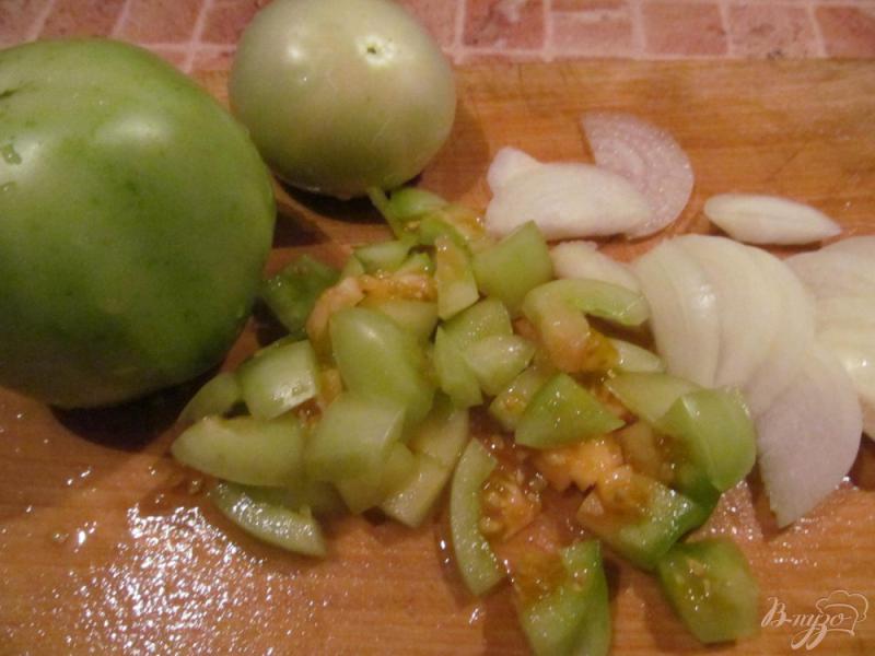 Фото приготовление рецепта: Карась под соусом из зеленых помидоров шаг №3