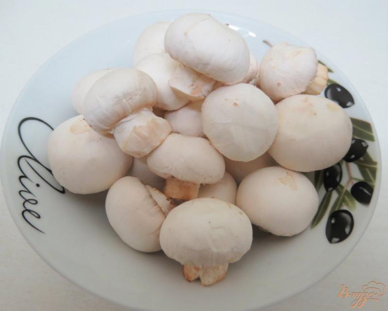 Фото приготовление рецепта: Куриные маффины с грибной начинкой шаг №3