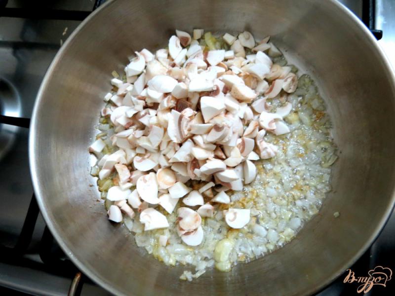 Фото приготовление рецепта: Помидоры фаршированные грибами шаг №3
