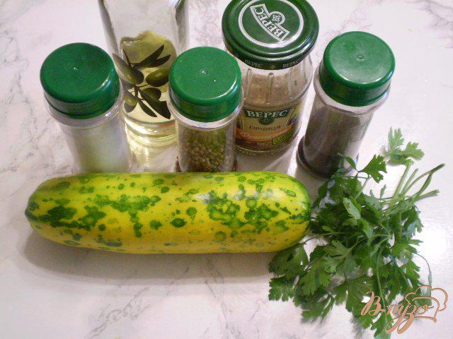 Фото приготовление рецепта: Сырой кабачковый салат шаг №1