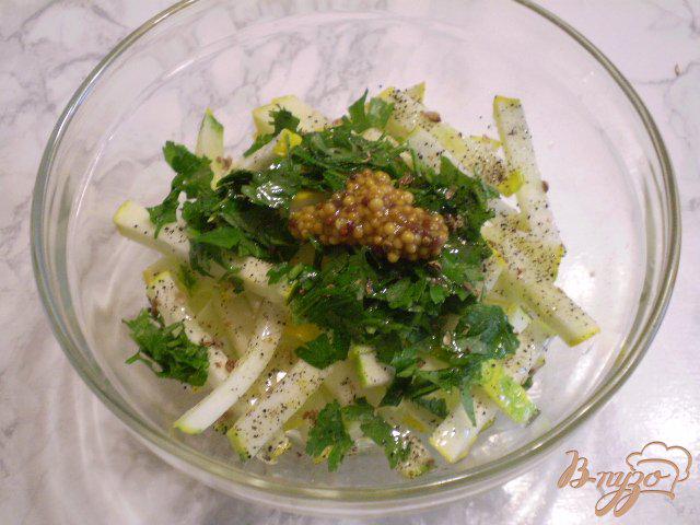 Фото приготовление рецепта: Сырой кабачковый салат шаг №3