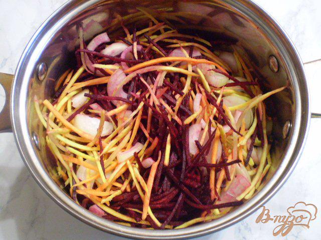 Фото приготовление рецепта: Свекольный салат шаг №4