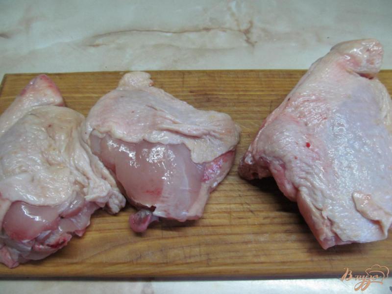 Фото приготовление рецепта: Куриные бедра с сыром в духовке шаг №2