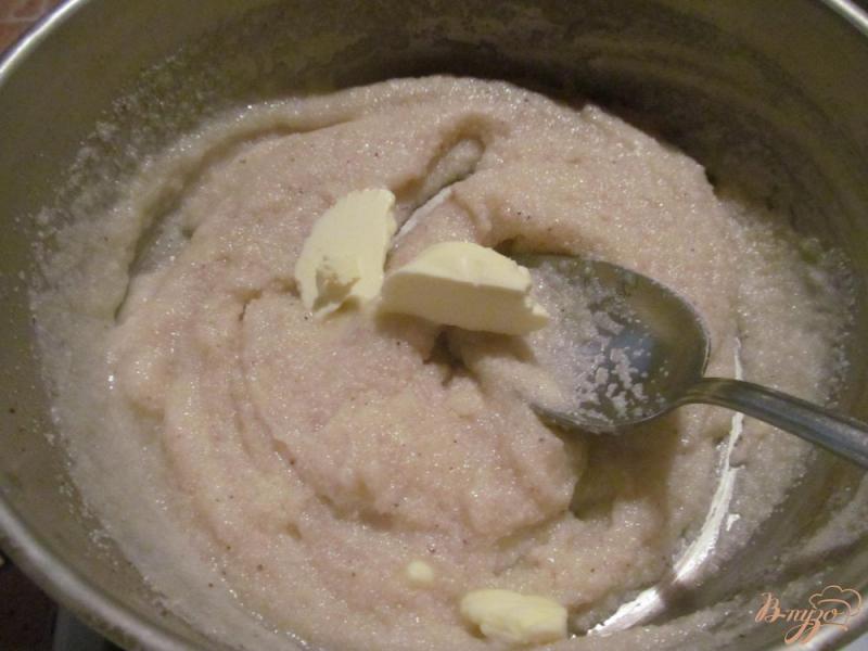 Фото приготовление рецепта: Десерт из манки с сиропом шаг №4