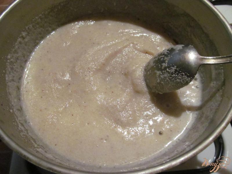 Фото приготовление рецепта: Десерт из манки с сиропом шаг №3