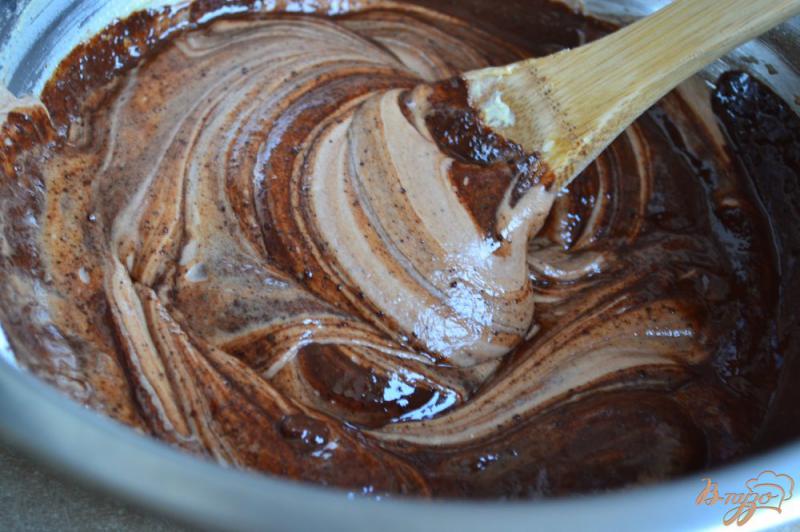 Фото приготовление рецепта: Шоколадный кекс с бананами и изюмом шаг №4